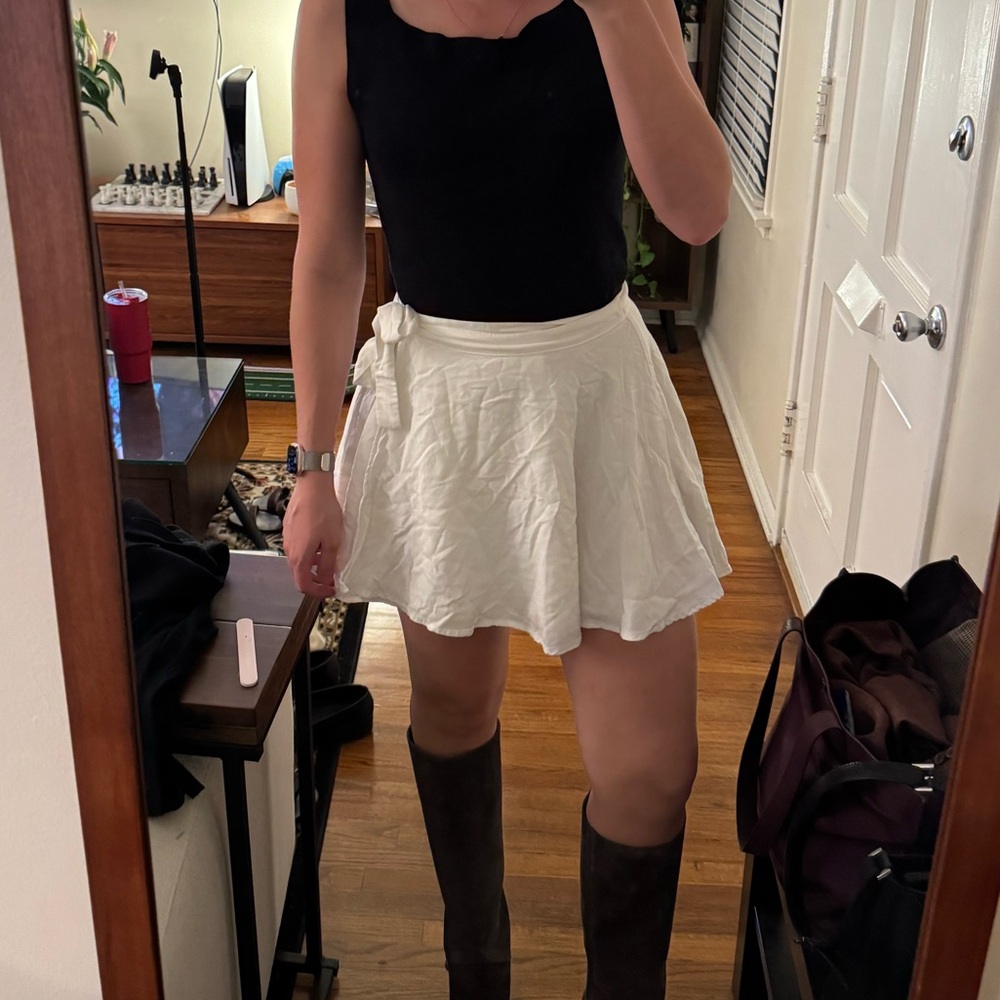 Backyard Roses White Wrap mini Skirt size small like new